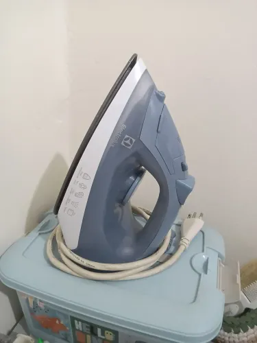 Ferro de passar a vapor Electrolux,  entrego gratis. 
