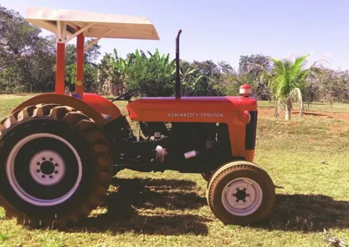 Trator Massey Fergusson 65X com arado e grade aradora