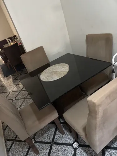 Mesa com 4 cadeiras semi nova