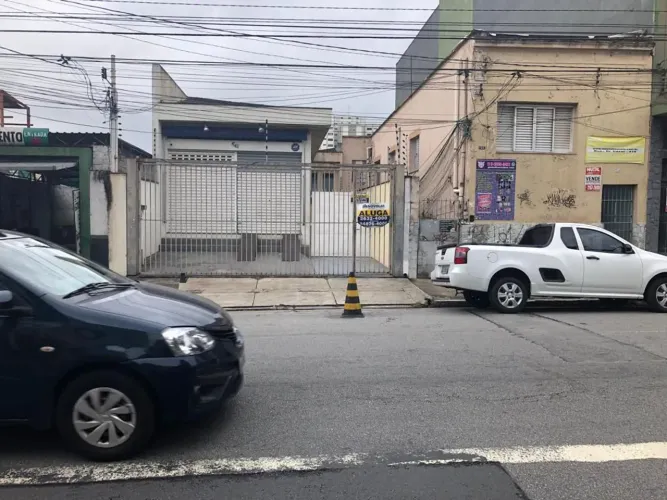 Ótimo galpão, com pé direito alto, entrada lateral para carros, 2 banheiros, escritório e