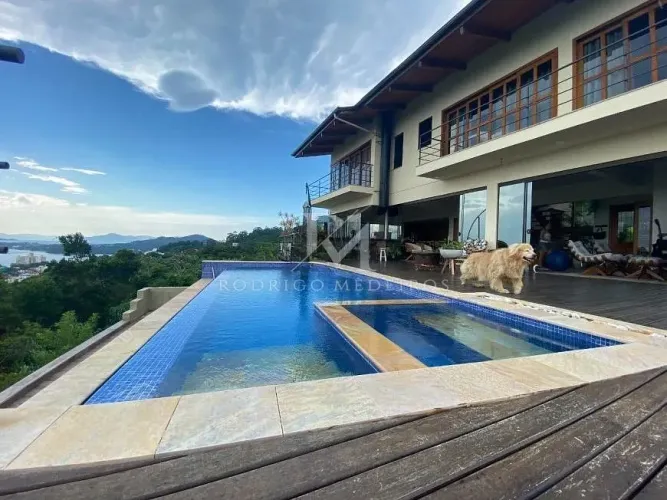 Casa com 3 suítes e vista panorâmica para o mar no João Paulo/SC