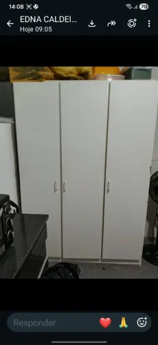 Guarda roupa de madeira com três portas com gavetas