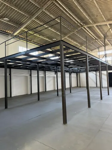MEZANINO METÁLICO COMPLETO - 136m² - 10 TONELADAS