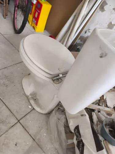 Vaso sanitário retirado de reforma