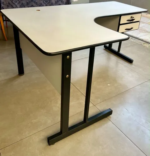 Mesa de escritório em L branca