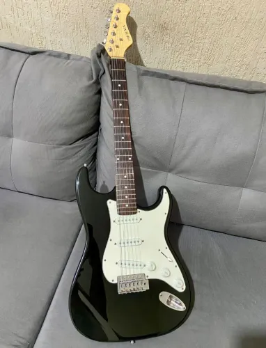 Guitarra Stratocaster Phoenix (PHX)