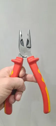 Alicate universal  irwin  8bpol. Novo tem alguma marca nao interfere em nada ok 