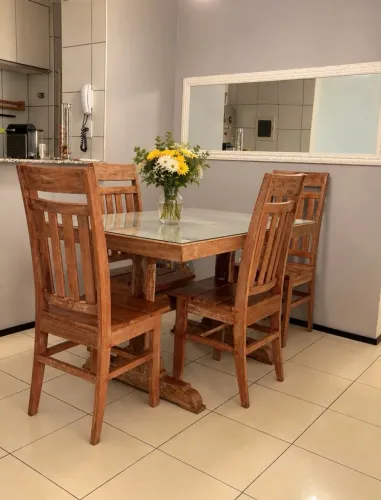 Conjunto de mesa e cadeiras