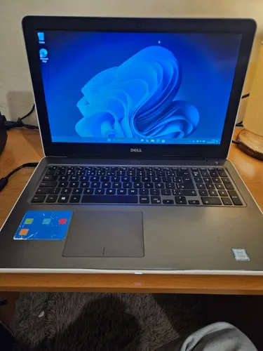 Dell Inspiron 5567 - Intel i5 7a Ger. | 8GB RAM - Conservado<br><br>| AMD Radeon