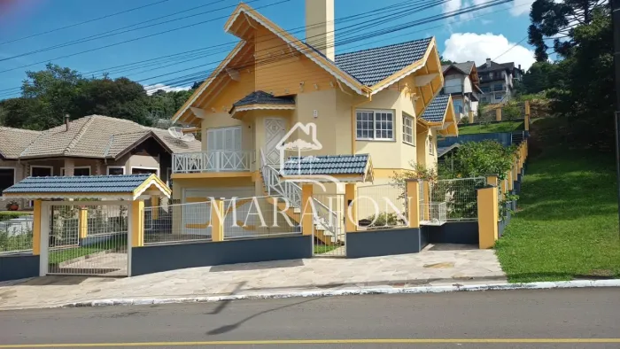 CASA À VENDA EM GRAMADO COM TRÊS DORMITÓRIOS!