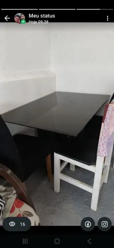 Vende de -se esta mesa de 4 cadeiras 