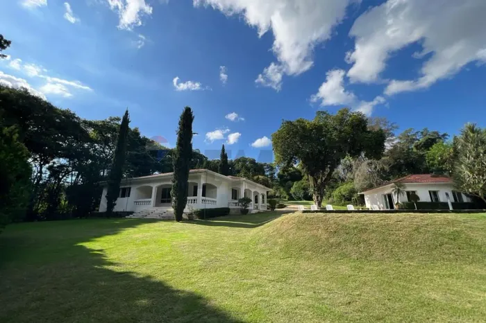"Chácara dos Sonhos em Confins, com 20.000 metros, lagoa ao fundo, com 4 suites. MG