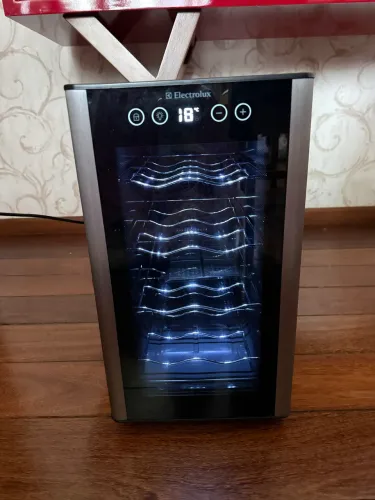 Adega Electrolux com luz 8 garrafas