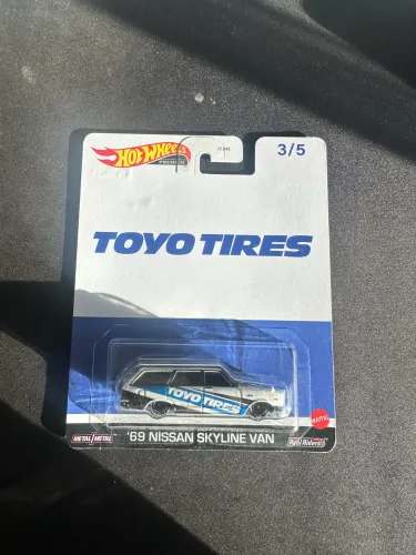 Hot wheels premium skyline van Toyo tires