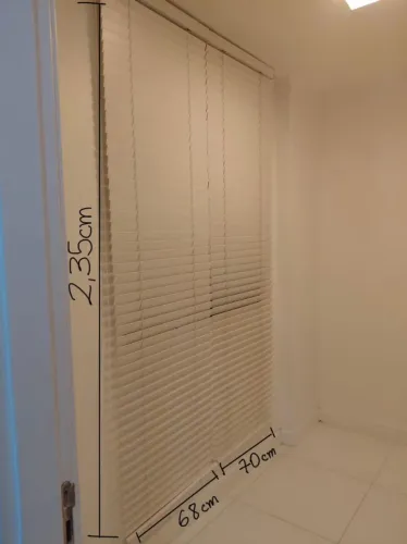 Cortinas em madeira laqueada branco fosco semi nova