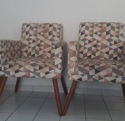 2 Poltronas com Pés palito, ótimo estado. Não faço entrega!! Motivo mudança outro estado.