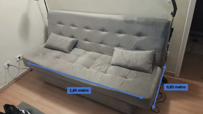 Sofá-cama três (3) lugares cinza suede