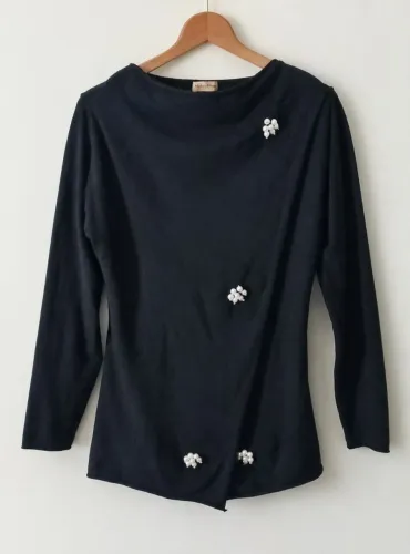 Blusa feminina de malha tricô preta modelo transpassado com aplicação de pérolas