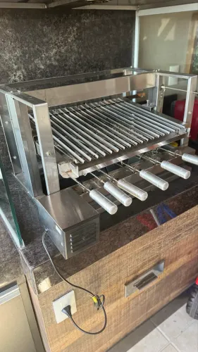 Grill Churrasqueira Elevatória Kit + 5 Espetos + Parrilha + Espeto de Peixe