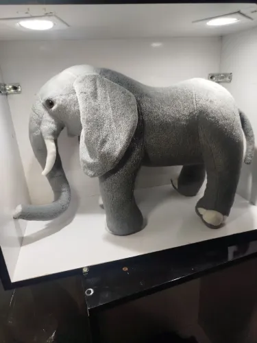 Elefante de pelúcia grande.