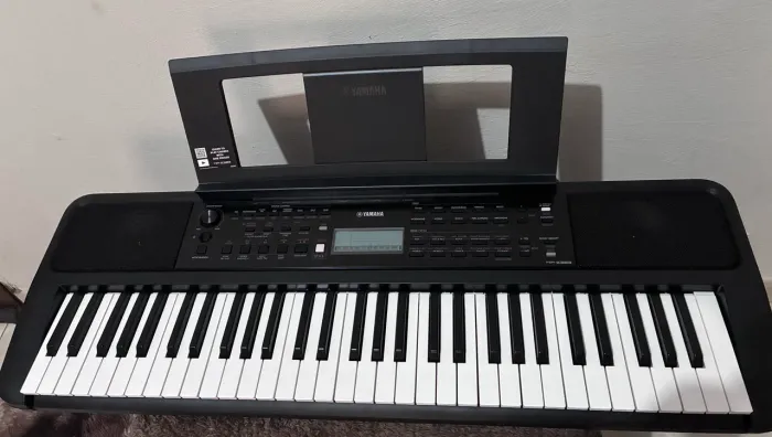 Teclado Yamaha PSR-E383 Semi Novo com Fonte Original