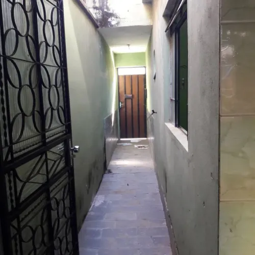 CASA NO BAIRRO FÁBRICAS COM EXCELENTE LOCALIZAÇÃO