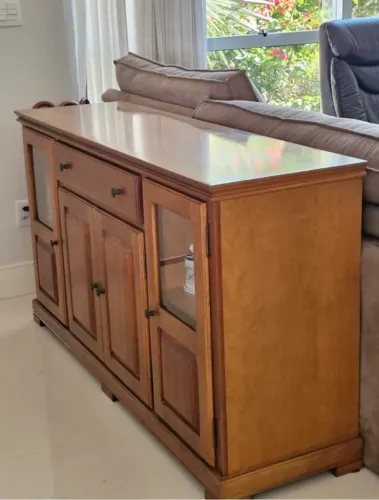 Buffet/Aparador em Madeira Maciça com 4 portas em vidro e uma gaveta