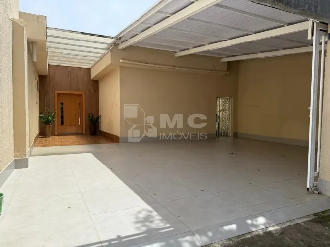 Belíssima CASA REFORMADA está disponível para locação no Setor Sul.