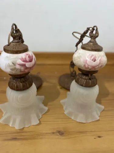 Par de luminárias retrô , com desenho de flores e pintura acobreada 