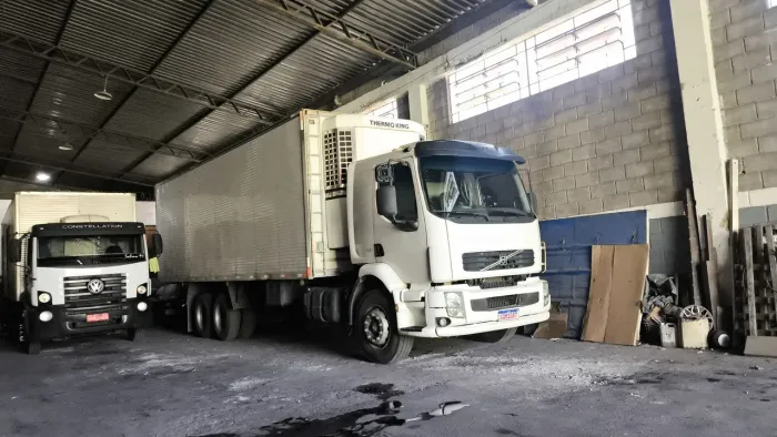 Volvo VM 260 baú refrigerado Gancheiro 16 pallet Ibiporã
