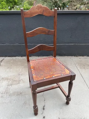 Cadeira de Madeira com Assento esculpido à mão - Estilo Rústico/Colonial