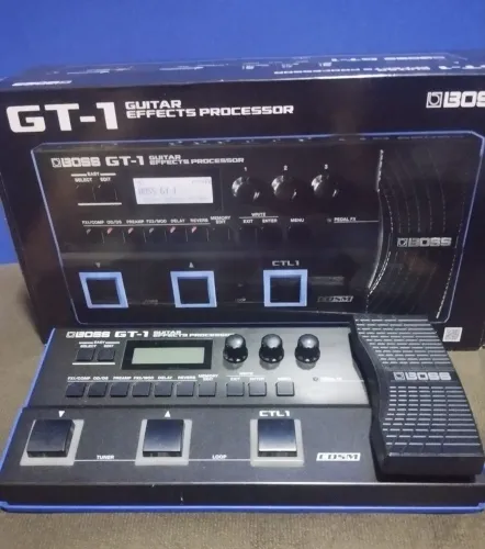 Pedaleira gt1 boss muito conservada na caixa
