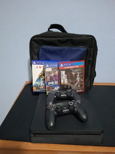 PlayStation 4 slim 1 tera e 2 controles