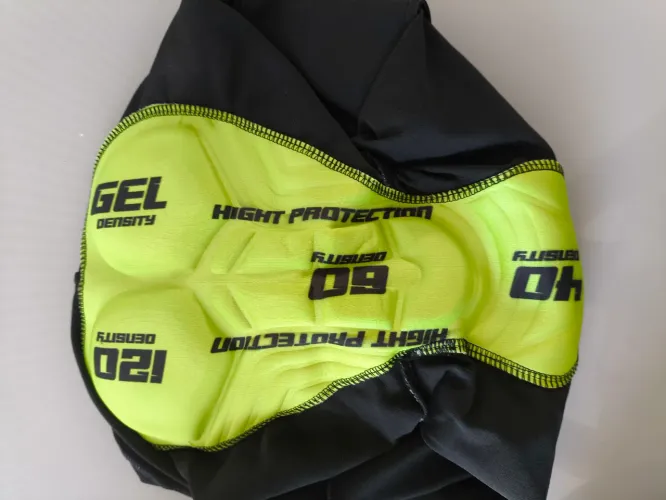Vendo Bermuda de gel e capacete para pedal