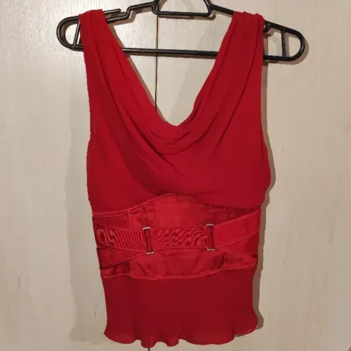 Blusa em crepe vermelho com bustiê interno e cinta em cetim com elásticos Forum Tufi Duek