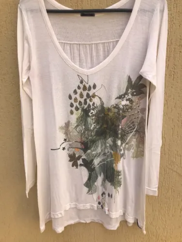 Blusa Manga Longa Off White Com Estampa Frontal Da Cantão