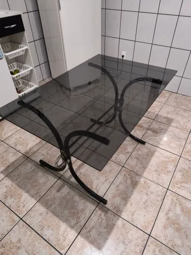 Mesa de vidro preto em ótimo estado com base removível
