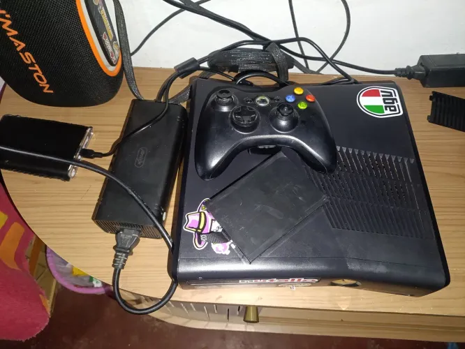 Xbox 360 desbloqueado HD interno e HD externo1 controle ele só liga quando ele quer ligar