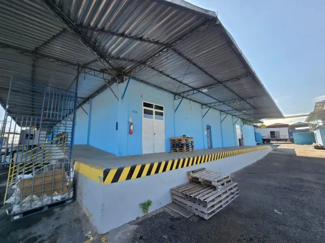 Alugo galpão com 3.300m2 em terreno de 15.000m2. Doca e +- 2.500m2 de Armazenagem. Compens