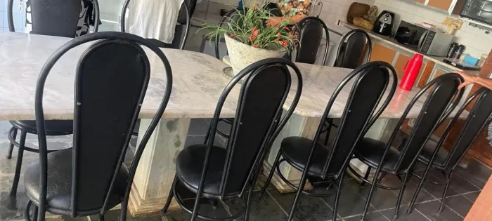 Vende mesas mármore com 12 cadeiras almofadadas 