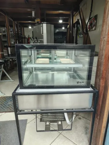 Vitrine gourmet refrigerado ar forçado ideal para tortas, marca Elvi.