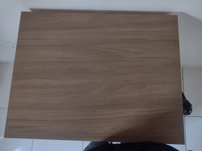 Cômoda 4 Gavetas Branca com Detalhe Amadeirado