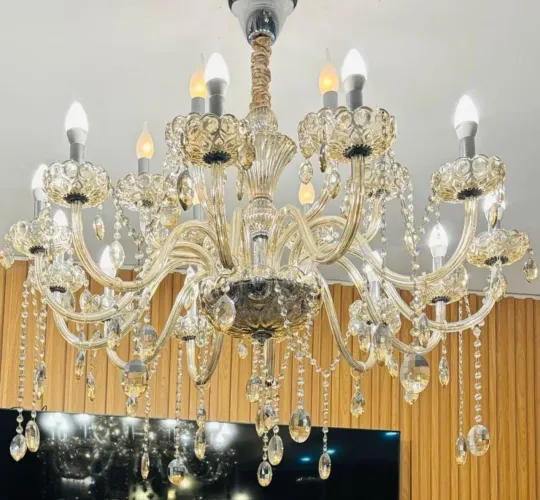 Lustre de cristal e pedraria 12 braços.