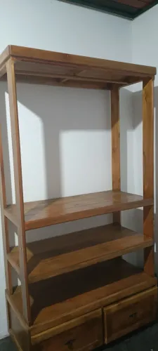 Guarda roupa tipo arara, em madeira de eucalipto.