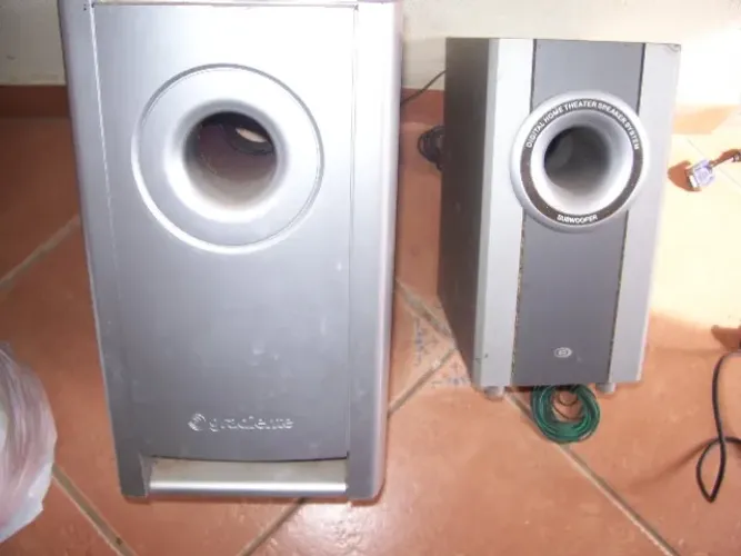 Duas caixas de Subwoofer