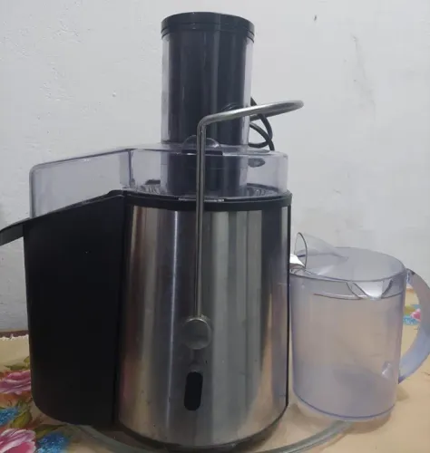 Centrifuga Super Juicer Winner Tech / Profissional / Preparo de Sucos (127V - 700W)