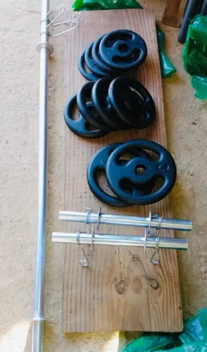 Kit com 18 kg de anilhas e três barras com presilhas