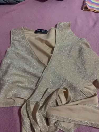 Top/cropped de lurex brilhoso com amarração 