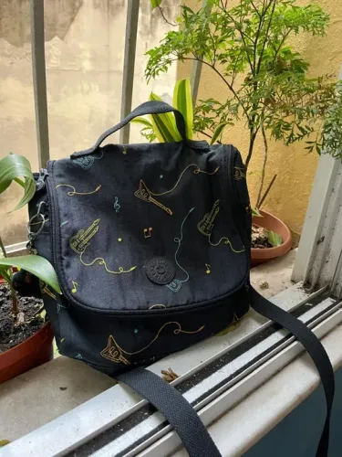 Lancheira da Kipling Guitarra azul/amarelo comprada nos EUA 