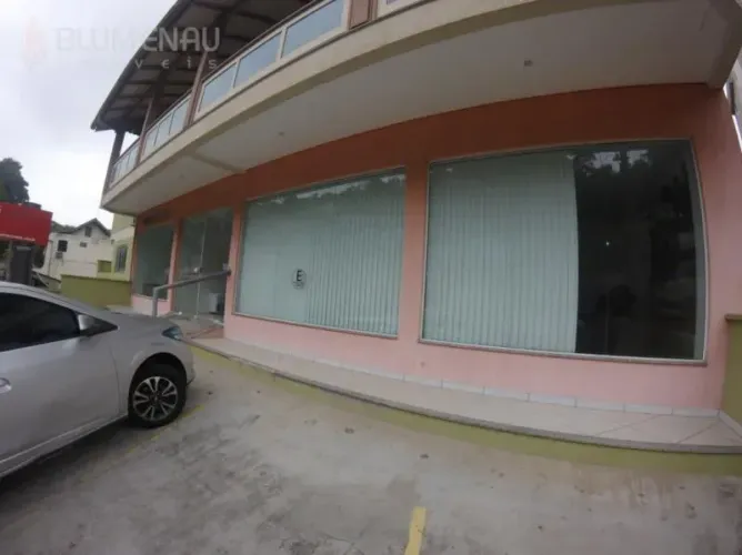 Sala comercial com 150m² e vagas na Ponta Aguda